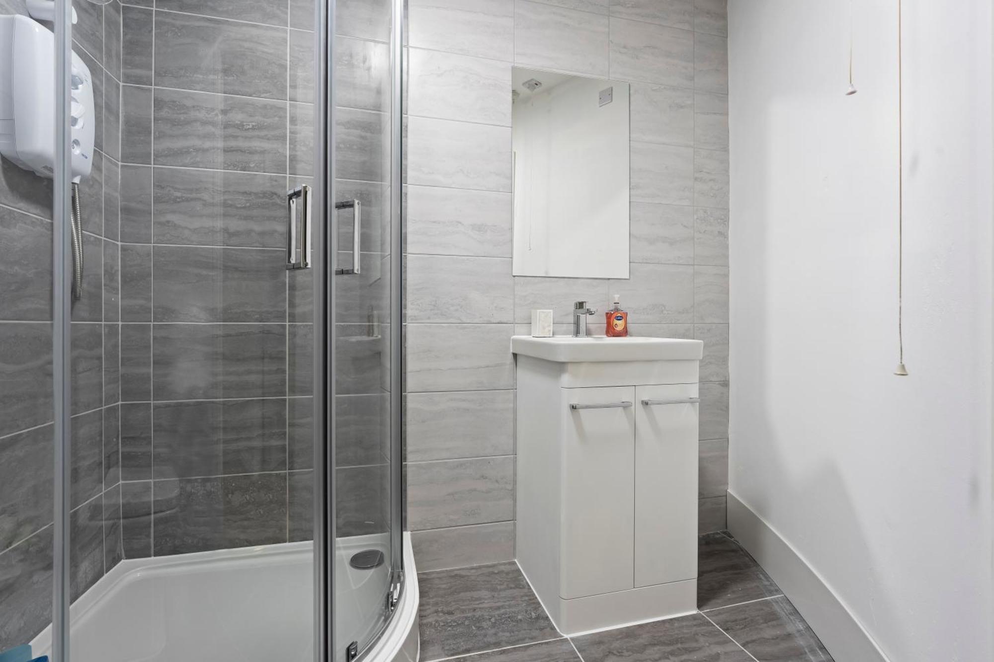 Centre - Sleeps 5 - Free Parking Apartment