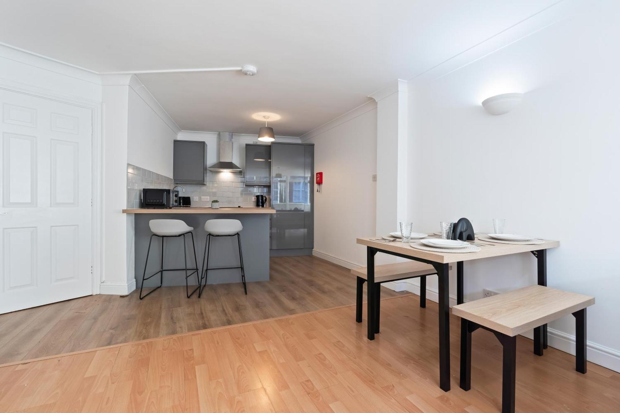 Centre - Sleeps 5 - Free Parking
